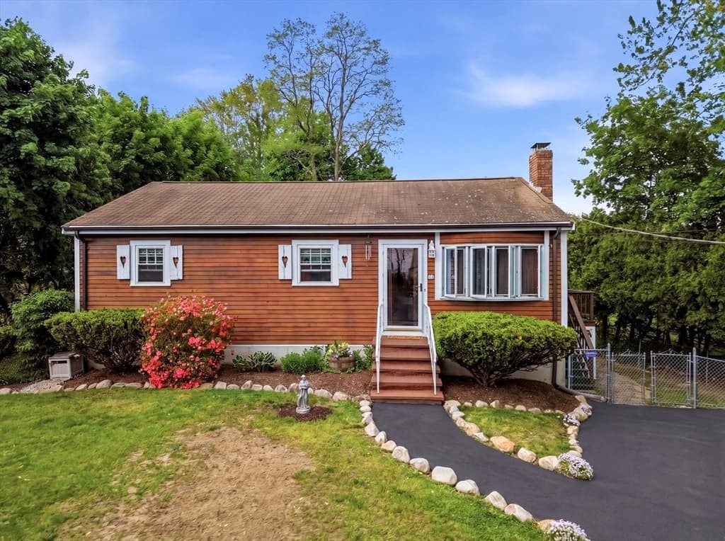 33 Quincy St, Holbrook MA 02343