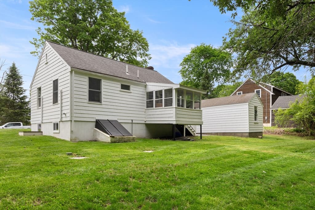 Single Family Residence at 84 Crest Rd, Lynnfield MA 01940, Lynnfield, photo 4 of 11