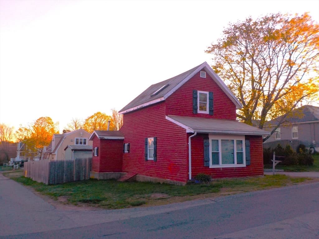 85 Maplewood Ave, Swansea MA 02777 photo 2