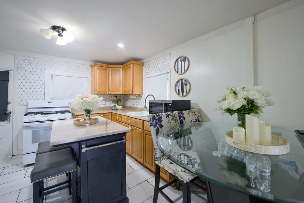 Single Family Residence at 12 Bailey St, Lynn MA 01904, photo 6 of 21