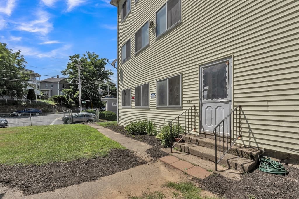 125 Cross St, Southbridge MA 01550 photo 2