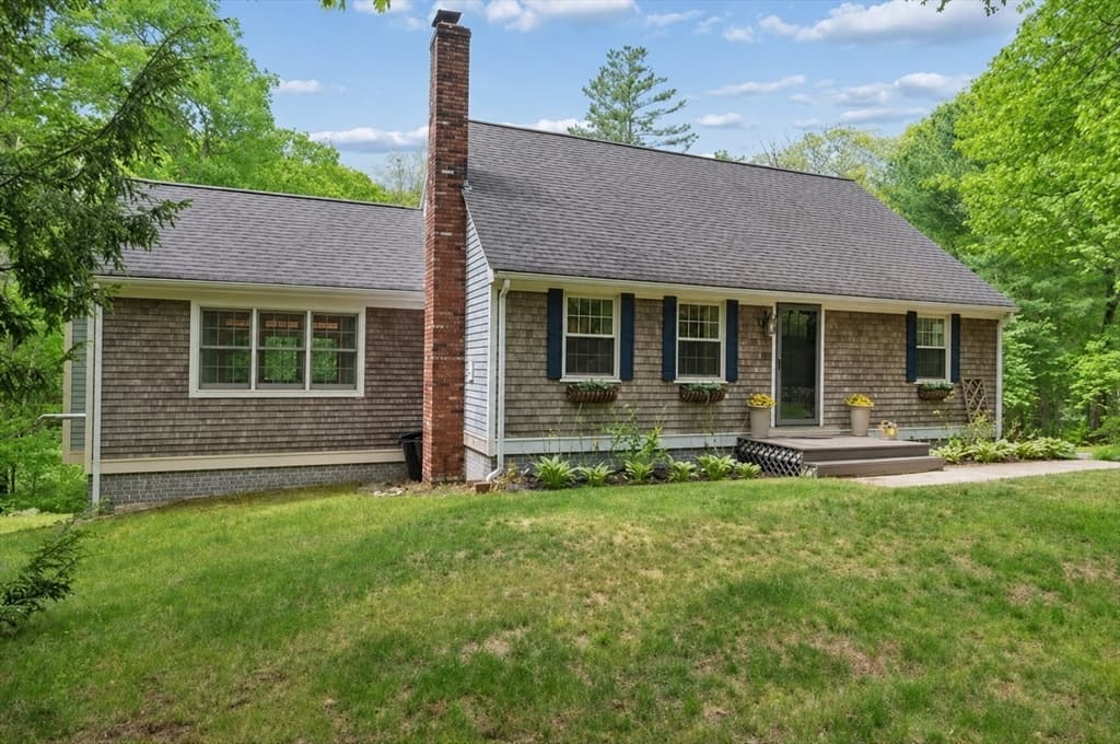 80 Webster St, Douglas MA 01516