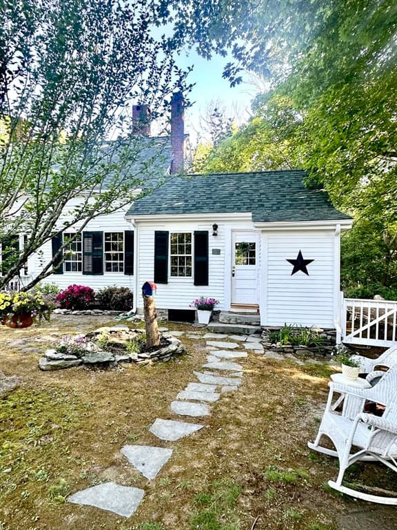 Single Family Residence at 1015 Hortonville Rd, Swansea MA 02777, photo 2 of 28