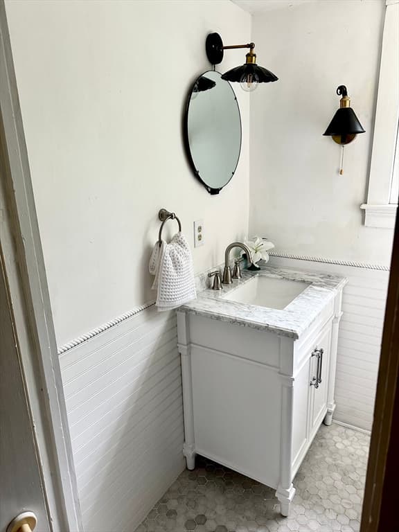 Single Family Residence at 1015 Hortonville Rd, Swansea MA 02777, photo 17 of 28