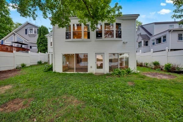 Single Family Residence at 5 1/2 W Sutton Rd, Sutton MA 01590, photo 2 of 30