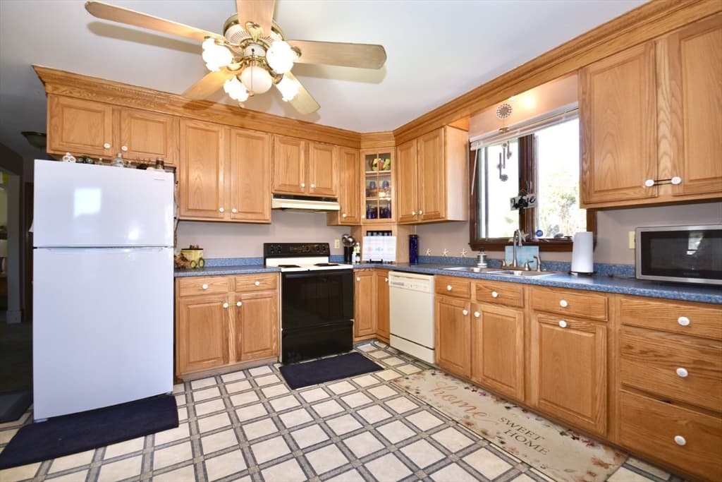 Single Family Residence at 33 Terry Drive, Dartmouth MA 02748, photo 5 of 19