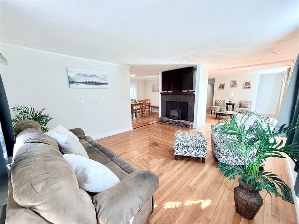 Single Family Residence at 975 S Main St, Bellingham MA 02019, photo 6 of 38
