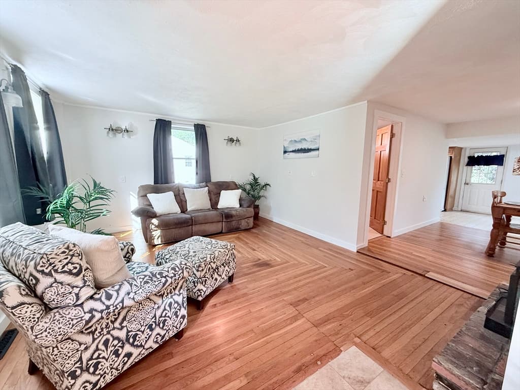 Single Family Residence at 975 S Main St, Bellingham MA 02019, photo 4 of 38