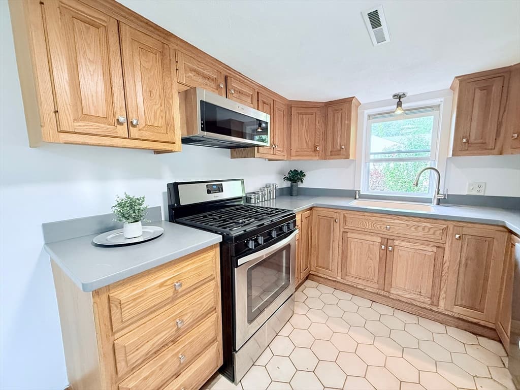 Single Family Residence at 975 S Main St, Bellingham MA 02019, photo 21 of 38