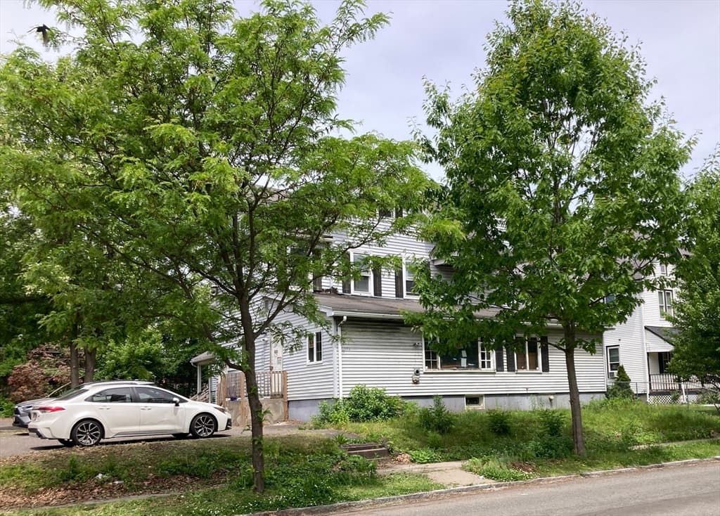 4 Family at 223 Elm, Holyoke MA 01040, Holyoke, photo 2 of 14