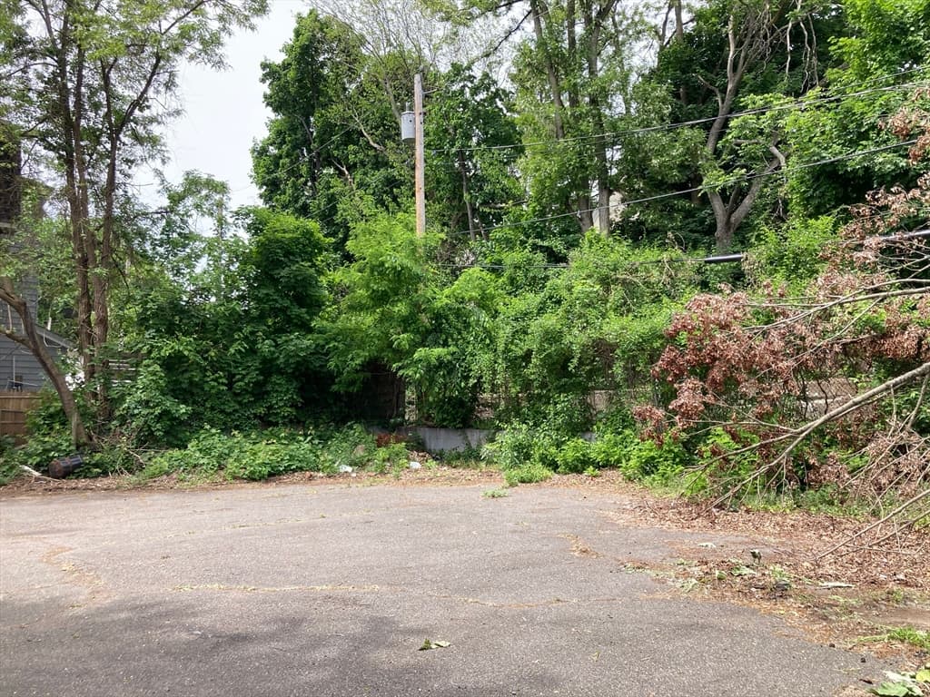 4 Family at 223 Elm, Holyoke MA 01040, Holyoke, photo 12 of 14