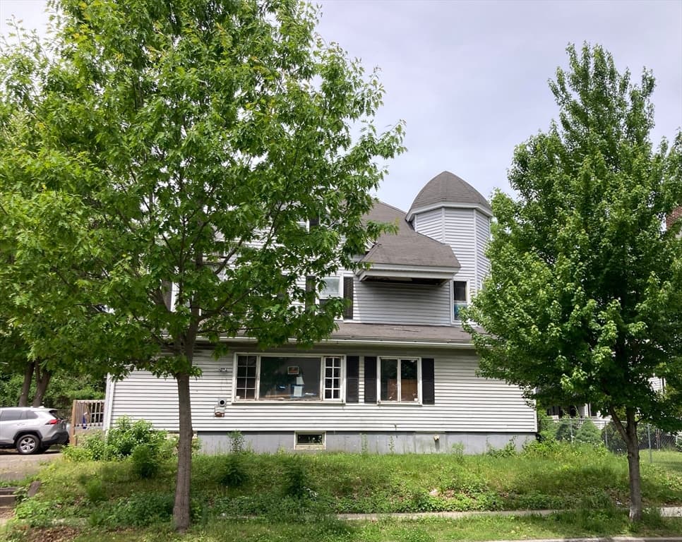 223 Elm, Holyoke MA 01040