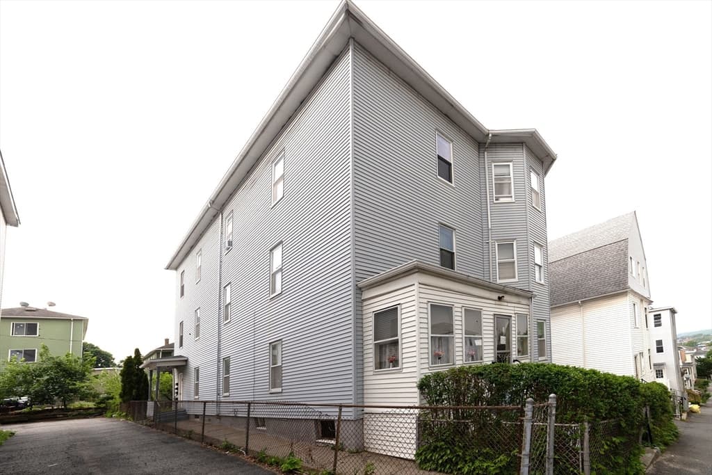 5 Suffield St, Worcester MA 01610 photo 3