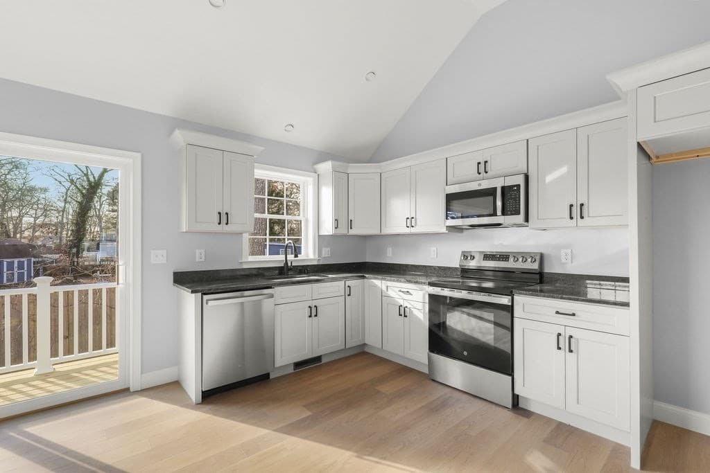 Single Family Residence at 81 Maple Springs Rd, Wareham MA 02571, photo 4 of 18