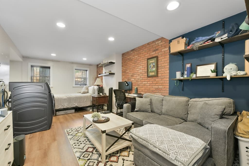 Condominium at 164 F St # 4, Boston MA 02127, Boston, photo 2 of 14