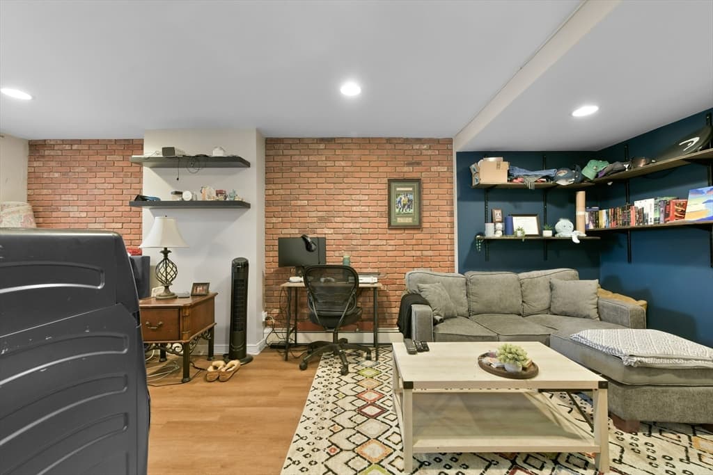 164 F St # 4, Boston MA 02127