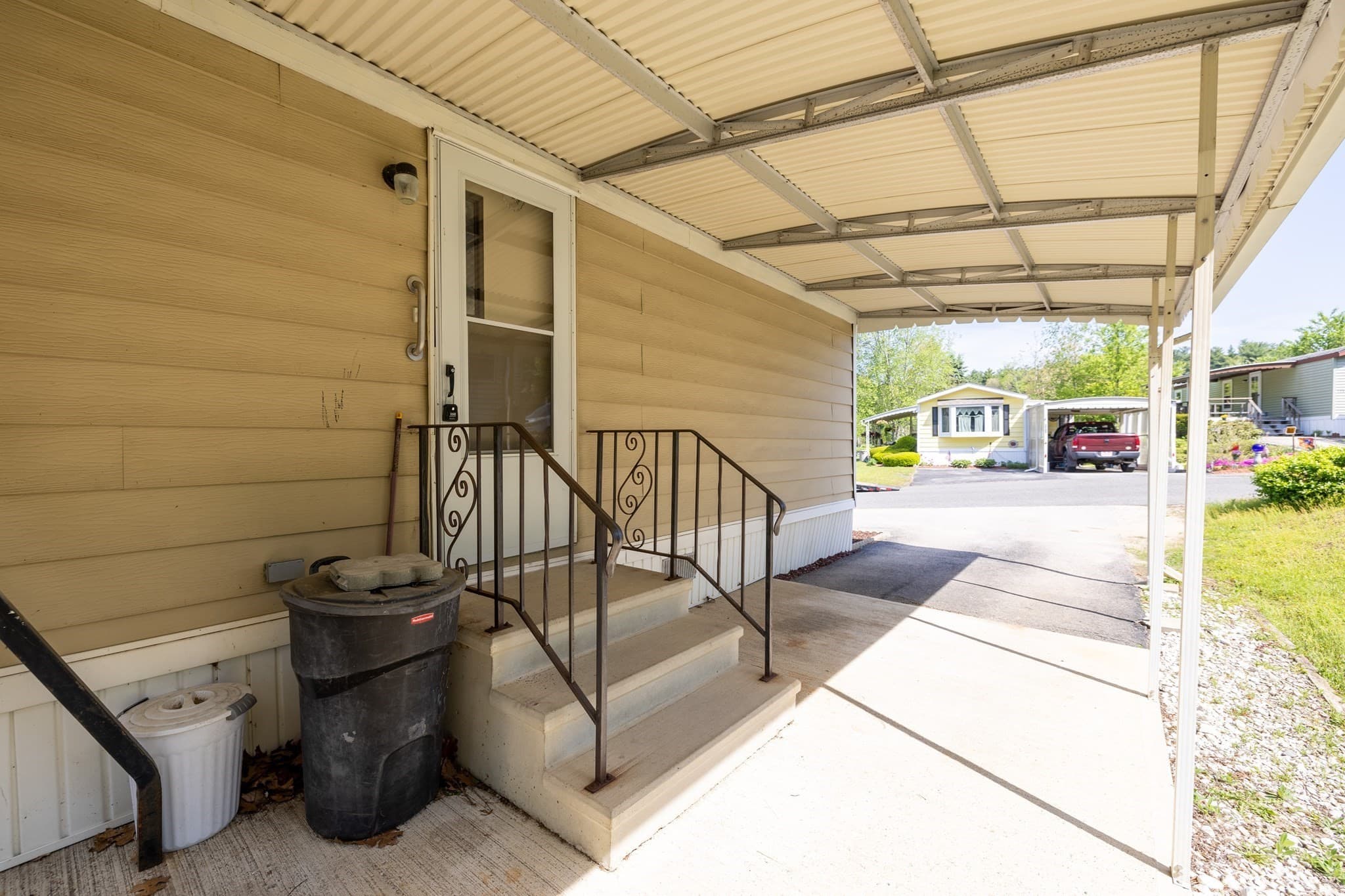 Mobile Home at 131 Pine Ave, Sturbridge MA 01566, photo 5 of 28