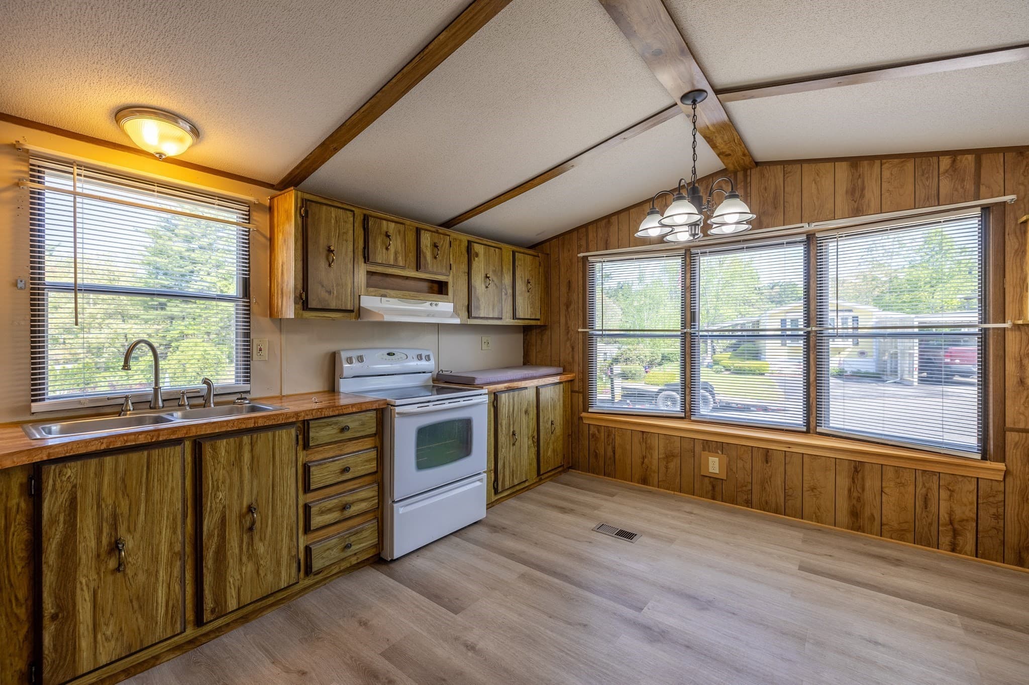 Mobile Home at 131 Pine Ave, Sturbridge MA 01566, photo 8 of 28
