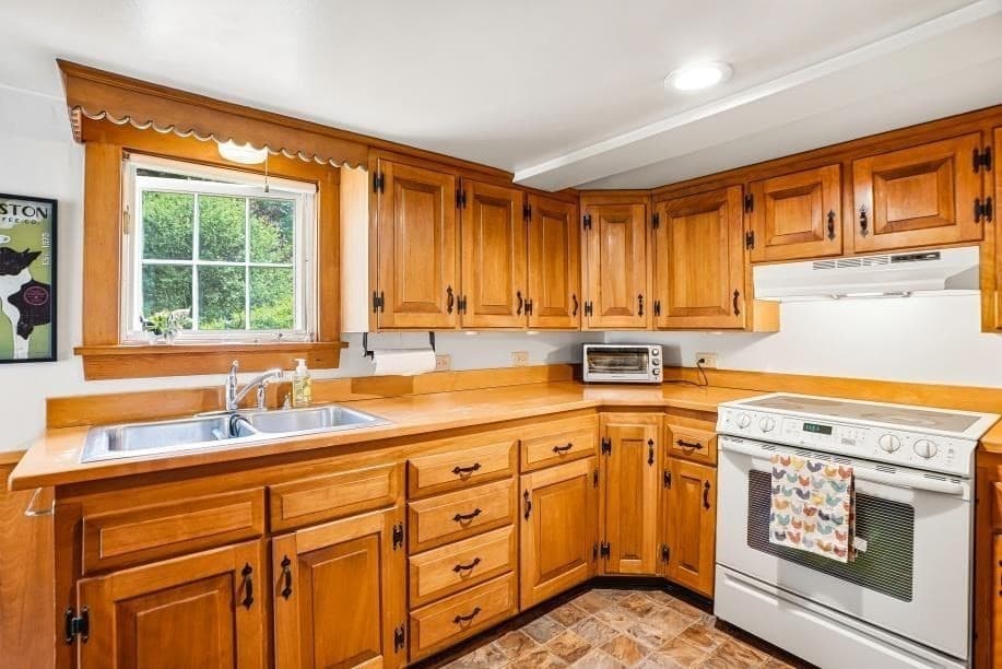 Single Family Residence at 52 Elm St, Upton MA 01568, photo 15 of 42