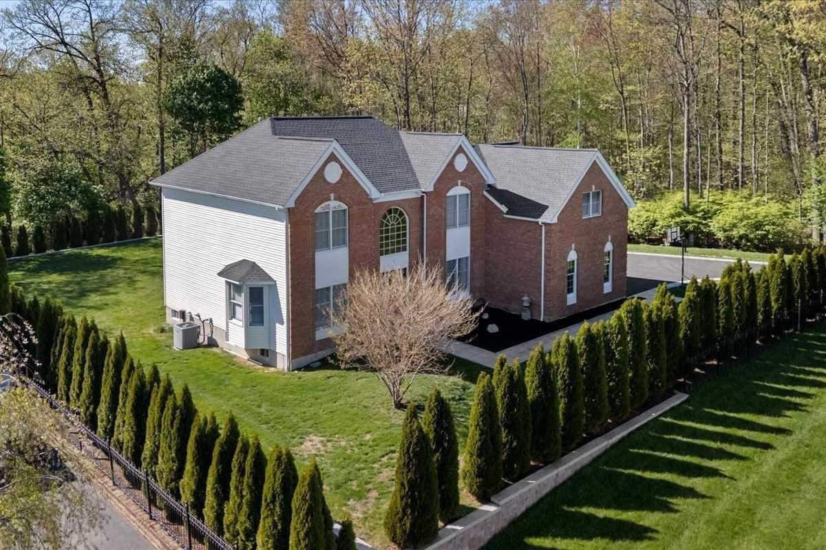 Single Family Residence at 7 Dickinson Circle, Shrewsbury MA 01545, photo 4 of 42