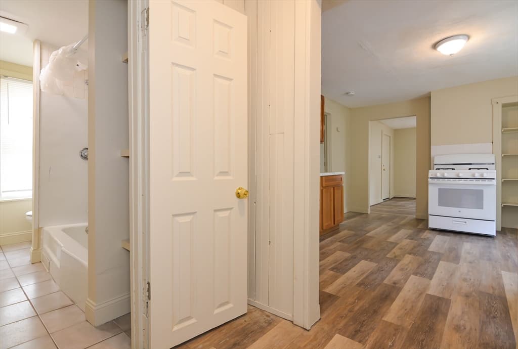 2 Family - 2 Units Up/Down at 10 Essex Ct, Lynn MA 01902, Lynn, photo 23 of 37