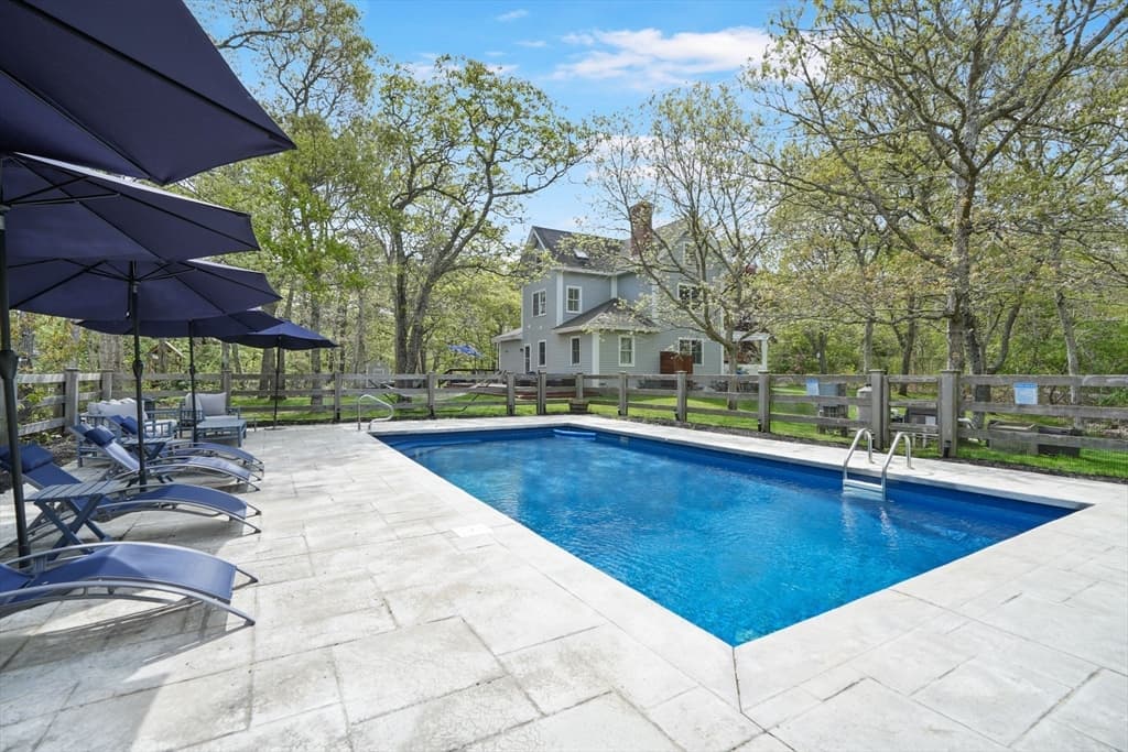 Single Family Residence at 10 North Bog Rd, Edgartown MA 02539, Edgartown, photo 2 of 34