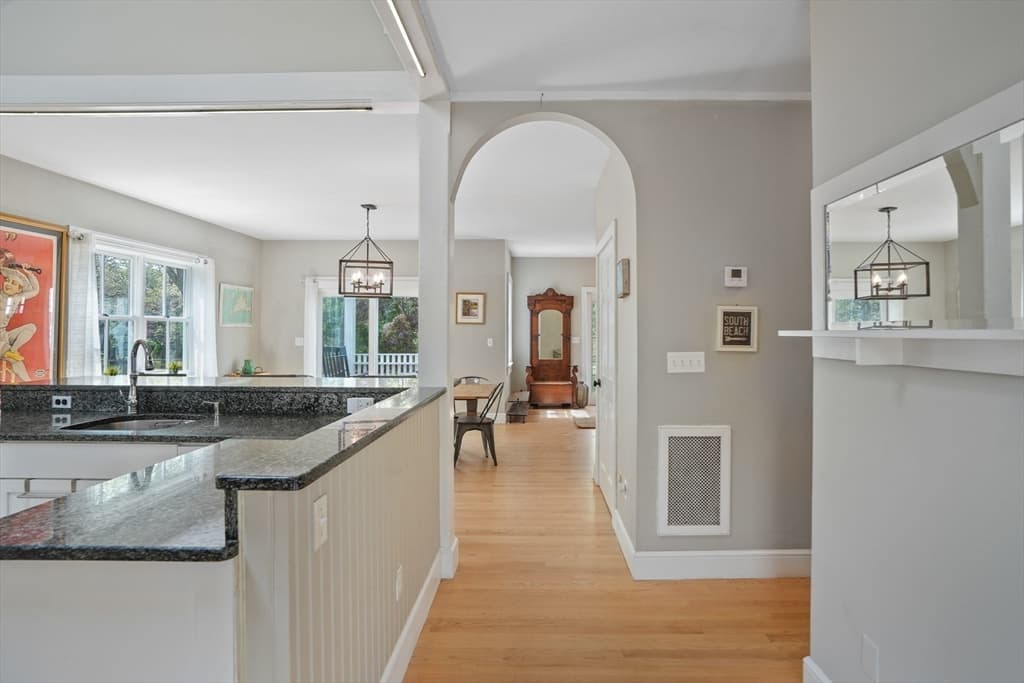 Single Family Residence at 10 North Bog Rd, Edgartown MA 02539, Edgartown, photo 13 of 34