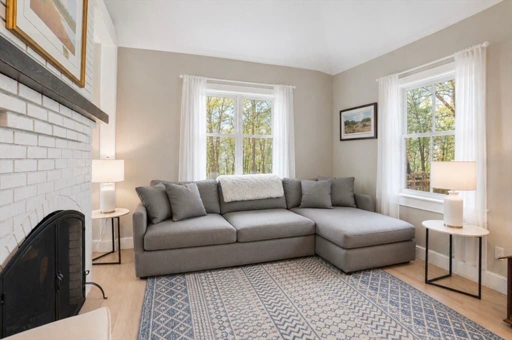 Single Family Residence at 10 North Bog Rd, Edgartown MA 02539, Edgartown, photo 16 of 34