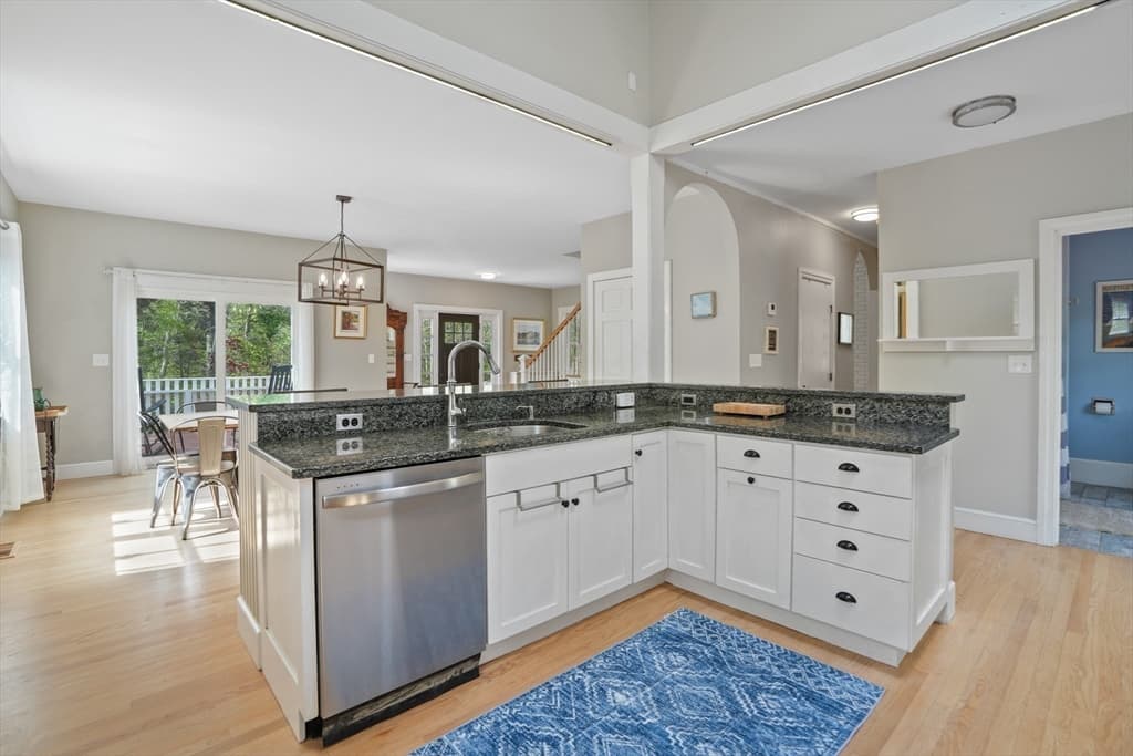 Single Family Residence at 10 North Bog Rd, Edgartown MA 02539, Edgartown, photo 12 of 34