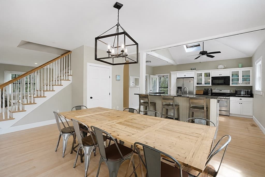 Single Family Residence at 10 North Bog Rd, Edgartown MA 02539, Edgartown, photo 7 of 34