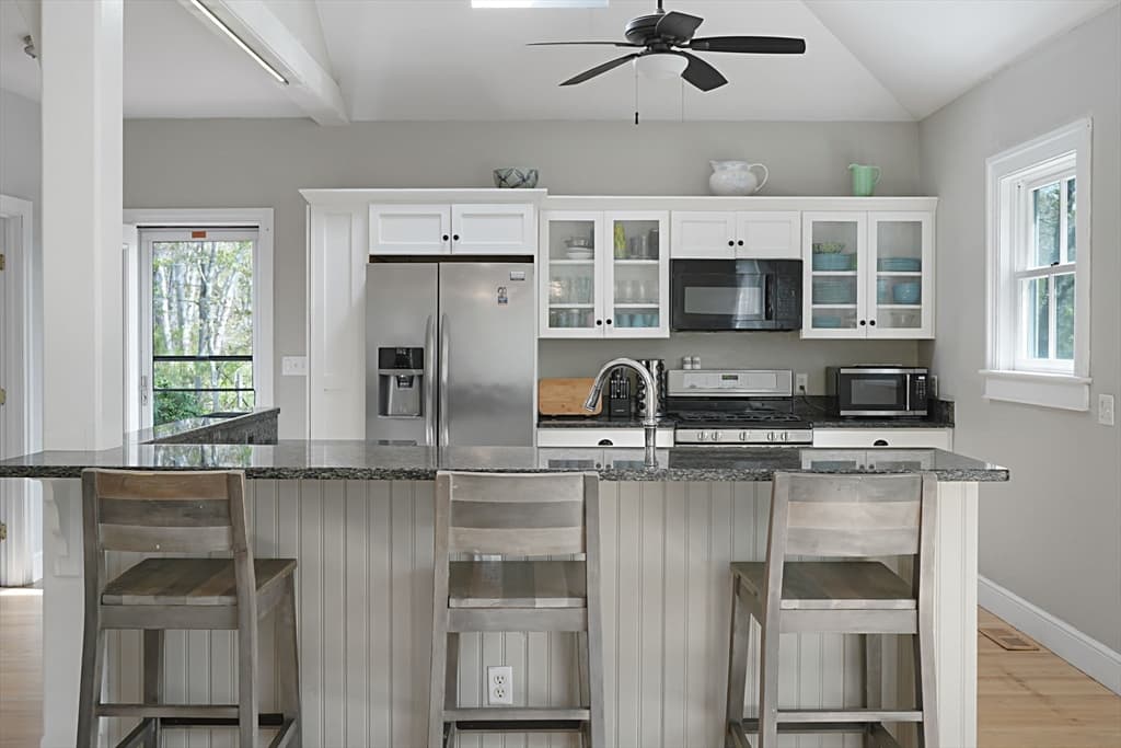 Single Family Residence at 10 North Bog Rd, Edgartown MA 02539, Edgartown, photo 9 of 34