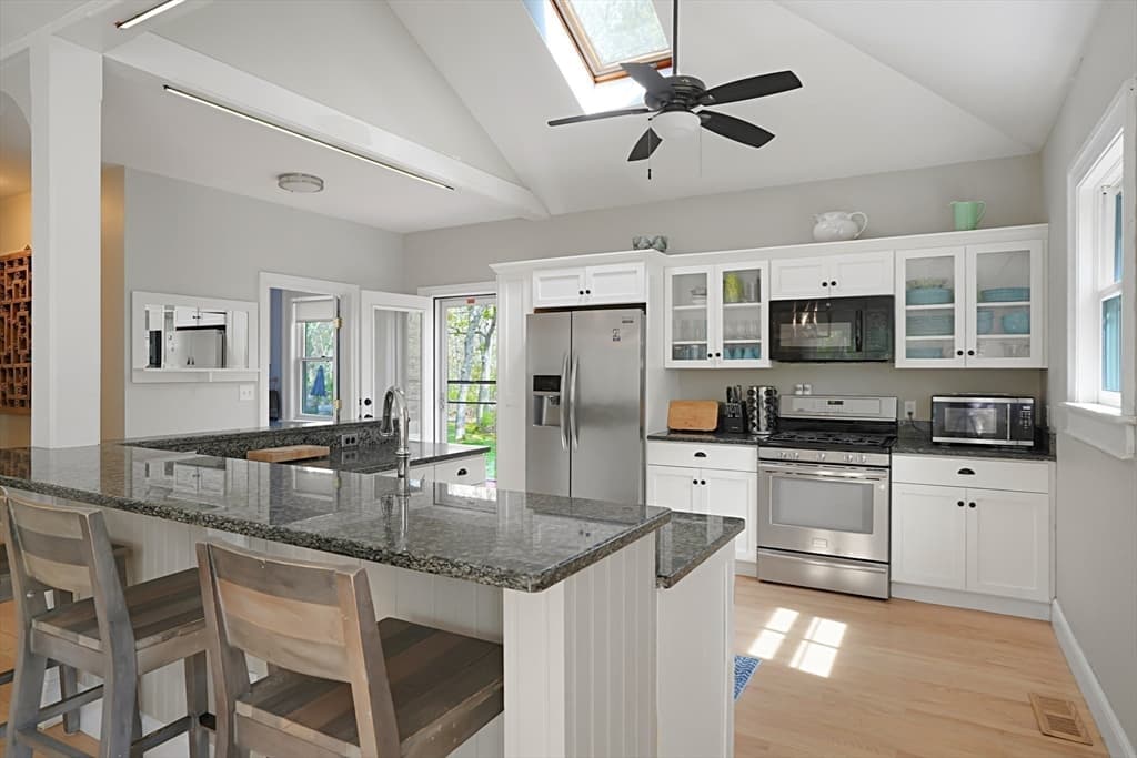 Single Family Residence at 10 North Bog Rd, Edgartown MA 02539, Edgartown, photo 10 of 34