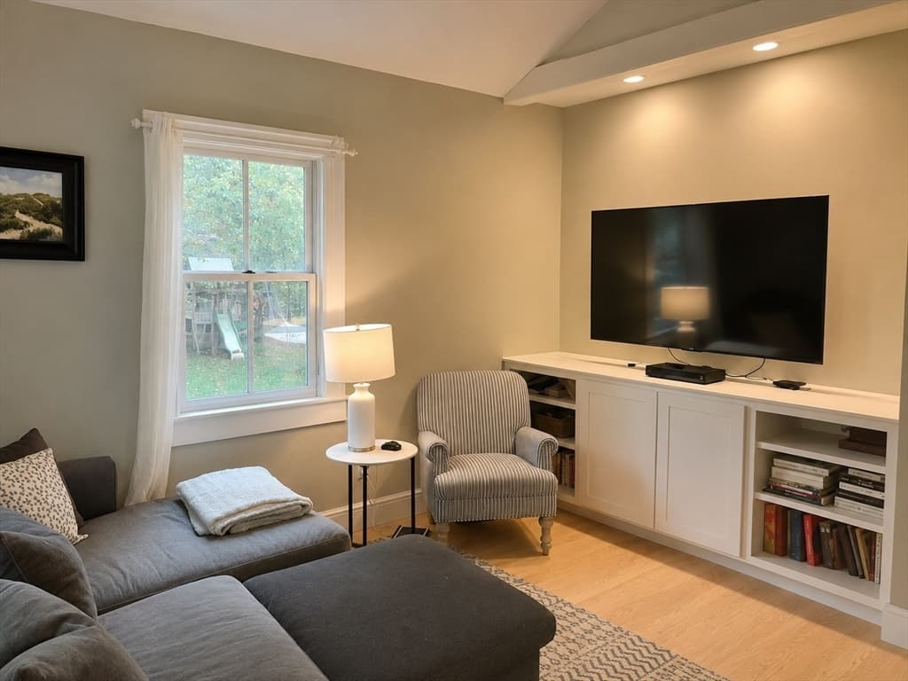 Single Family Residence at 10 North Bog Rd, Edgartown MA 02539, Edgartown, photo 18 of 34