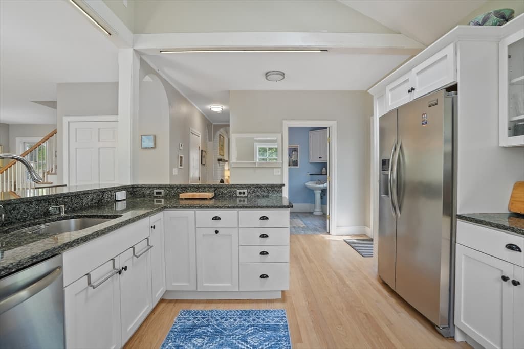Single Family Residence at 10 North Bog Rd, Edgartown MA 02539, Edgartown, photo 11 of 34