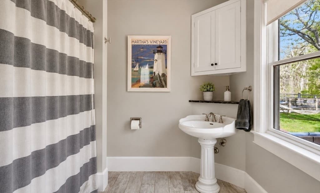 Single Family Residence at 10 North Bog Rd, Edgartown MA 02539, Edgartown, photo 19 of 34