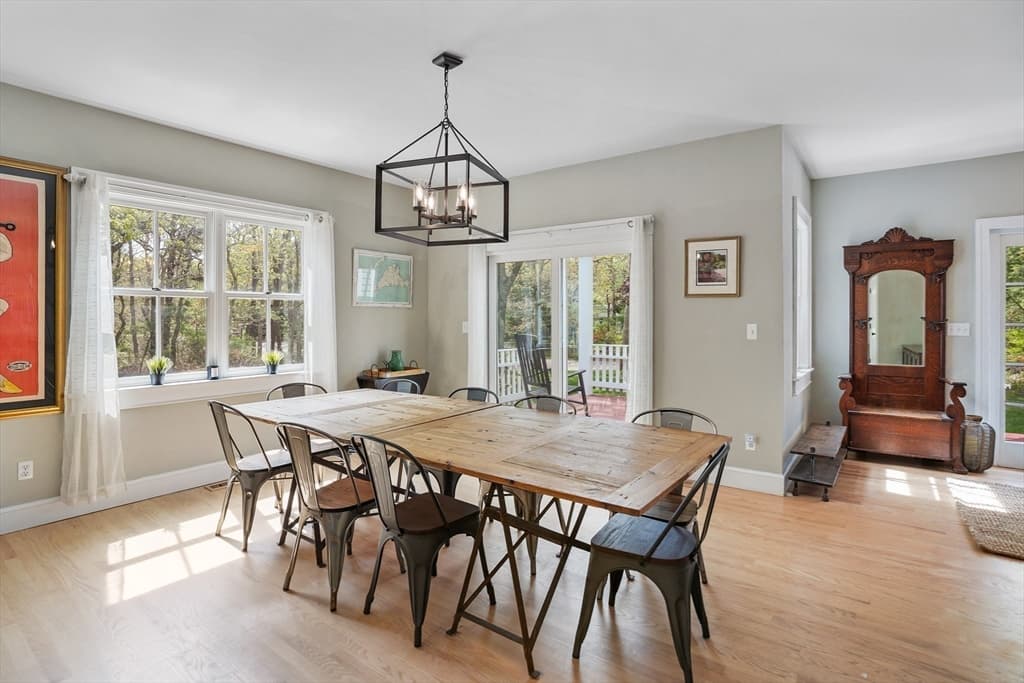 Single Family Residence at 10 North Bog Rd, Edgartown MA 02539, Edgartown, photo 8 of 34