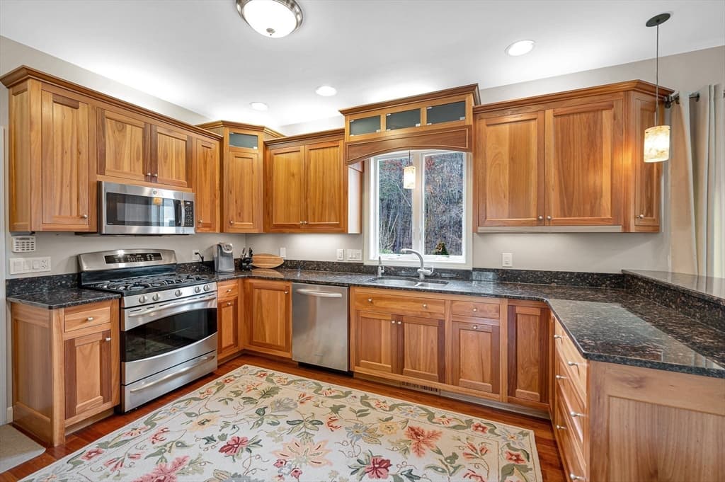 37 Beechwood Dr, Haverhill MA 01832