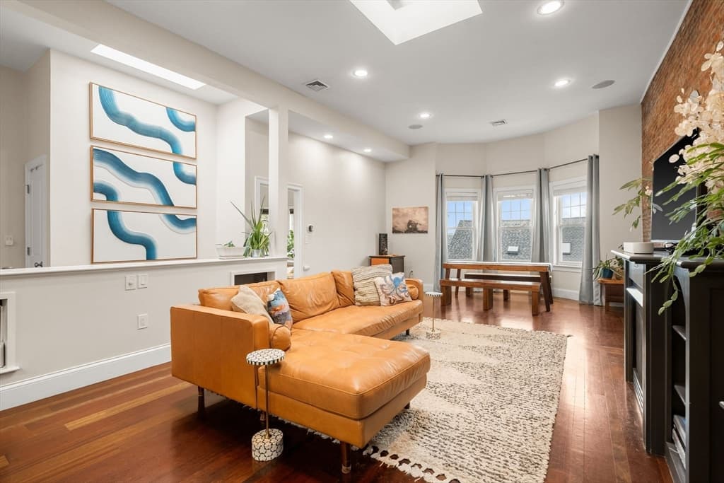 Condominium at 133 I St # 3, Boston MA 02127, photo 2 of 21