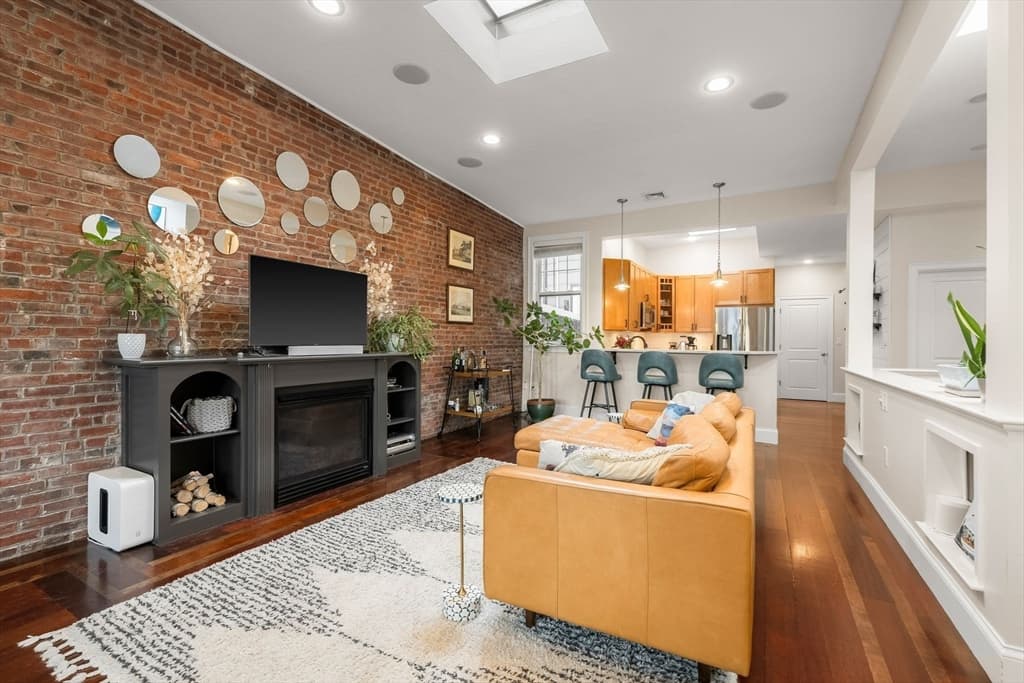 Condominium at 133 I St # 3, Boston MA 02127, photo 3 of 21