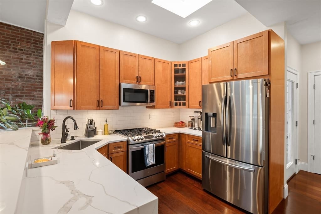 Condominium at 133 I St # 3, Boston MA 02127, photo 5 of 21