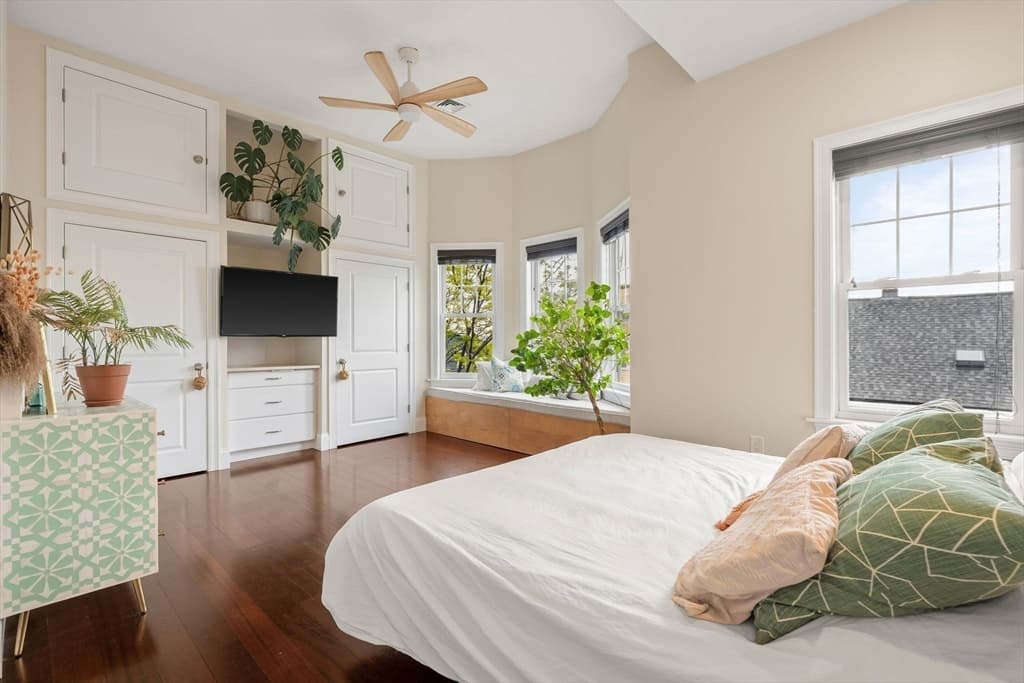 Condominium at 133 I St # 3, Boston MA 02127, photo 9 of 21