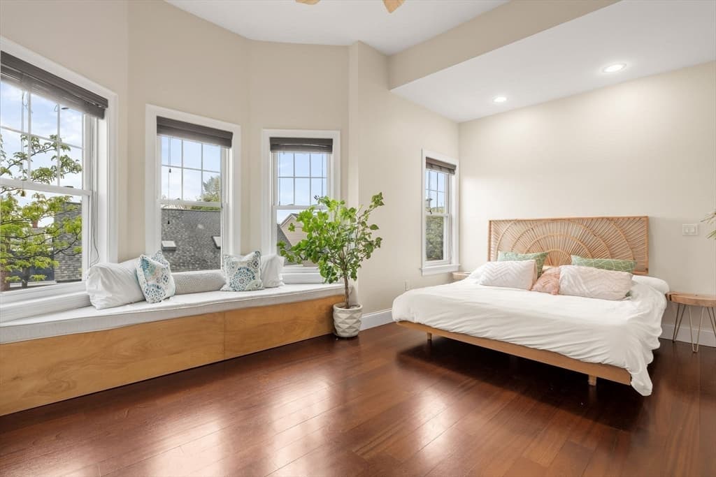 Condominium at 133 I St # 3, Boston MA 02127, photo 8 of 21
