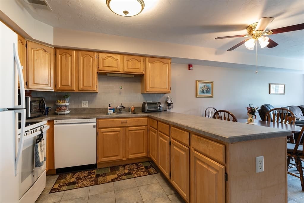 Condominium at 24 Greenleaves # 416, Amherst MA 01002, Amherst, photo 4 of 17