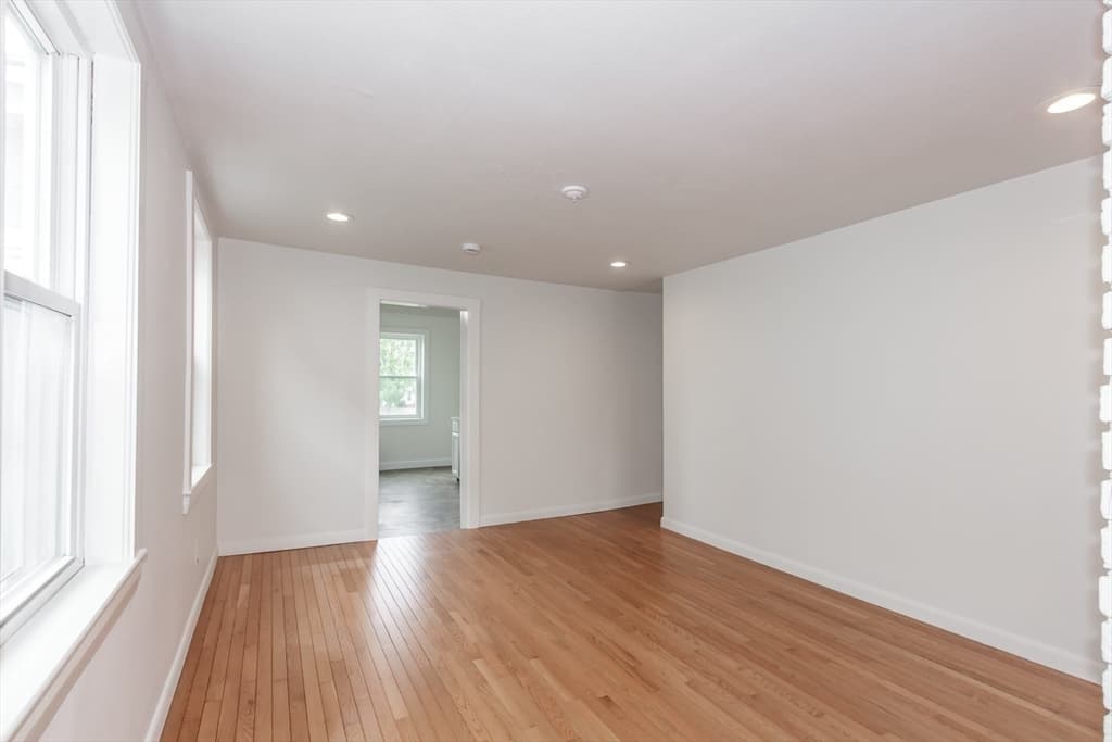 Single Family Residence at 10 Elm Ct, Andover MA 01810, photo 13 of 34