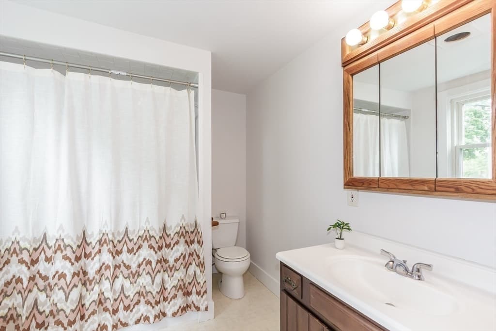 Single Family Residence at 10 Elm Ct, Andover MA 01810, photo 9 of 34