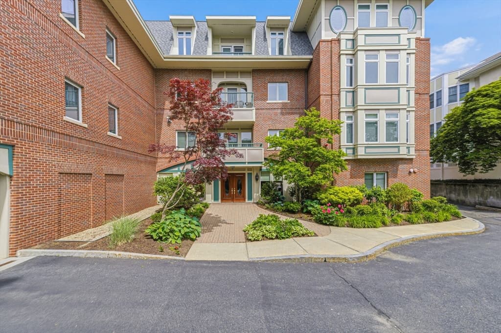 630 Hammond St # 209, Brookline MA 02467