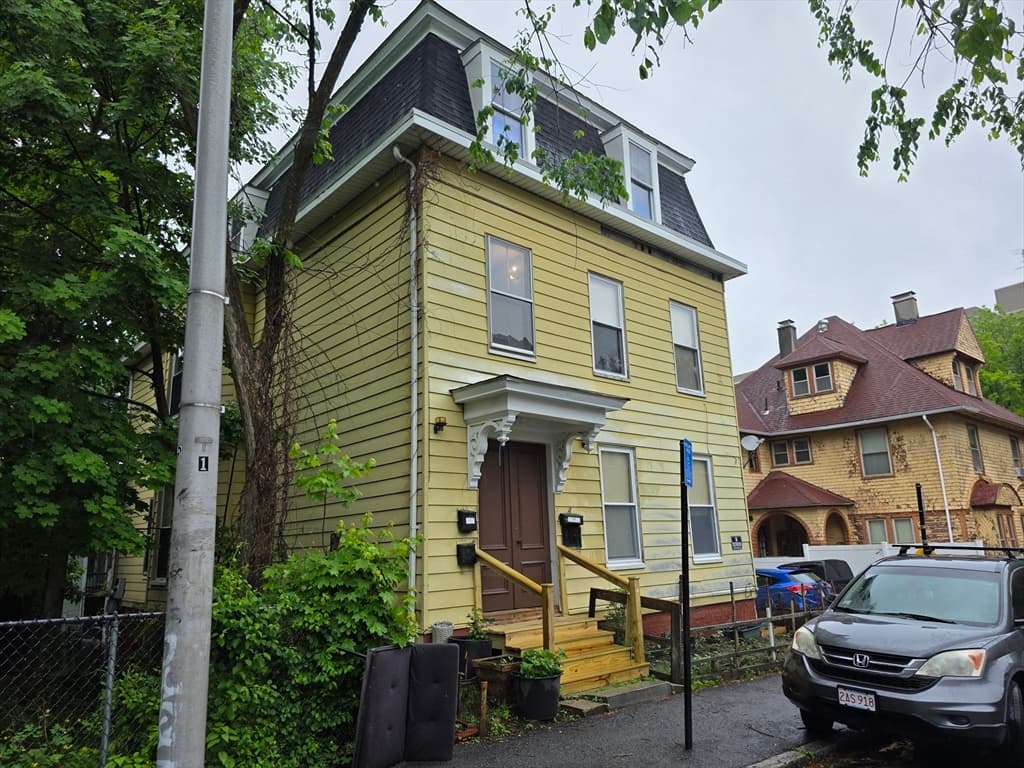 3 Family at 4 Home St, Worcester MA 01609, photo 2 of 20