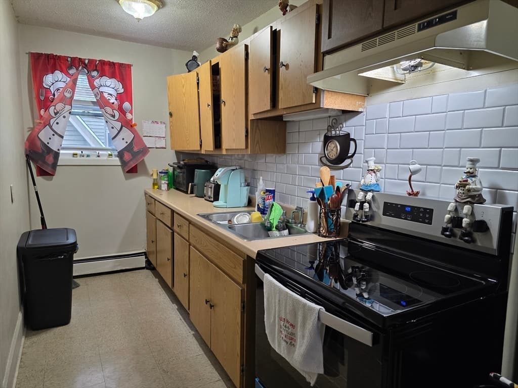 3 Family at 4 Home St, Worcester MA 01609, photo 6 of 20