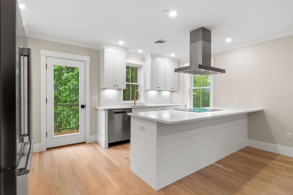 Condominium at 101B Market Street # B, Amesbury MA 01913, photo 3 of 40