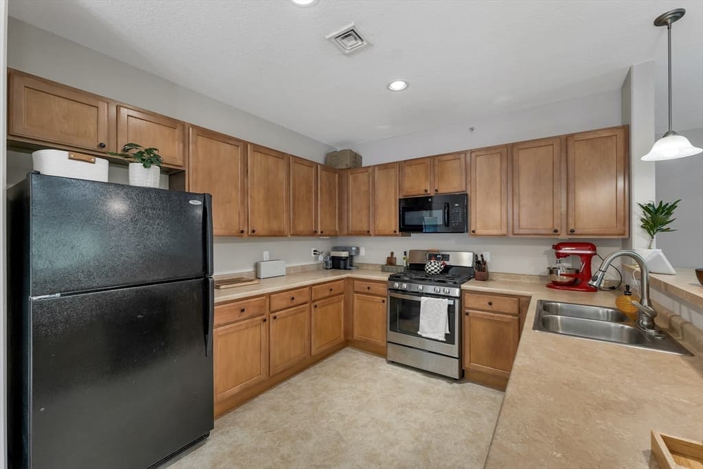 Condominium at 17 Roundabout Way # 5, Manchester NH 03102, Manchester, photo 13 of 40